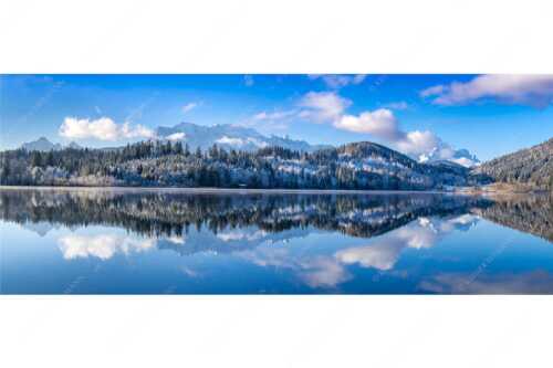 Blick über den Barmsee mit Spiegelung der Landschaft im See zum Wettersteingebirge - Versöhnlicher Morgen - Seitenverhältnis 2,5:1 - Barmsee Spiegelung mit Wetterstein - weitere Infos unter https://www.kriner-weiermann.de