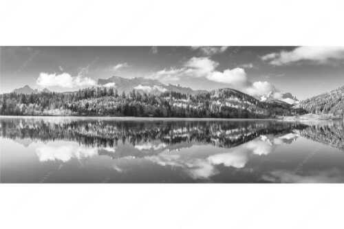 Blick über den Barmsee mit Spiegelung der Landschaft im See zum Wettersteingebirge - Versöhnlicher Morgen - Seitenverhältnis 2,5:1 - Barmsee Spiegelung mit Wetterstein - weitere Infos unter https://www.kriner-weiermann.de