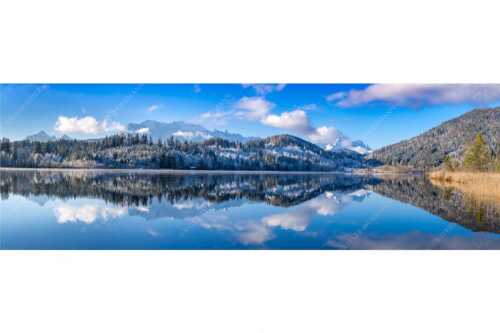 Blick über den Barmsee mit Spiegelung der Landschaft im See zum Wettersteingebirge - Versöhnlicher Morgen - Seitenverhältnis 3:1 - Barmsee Spiegelung mit Wetterstein - weitere Infos unter https://www.kriner-weiermann.de