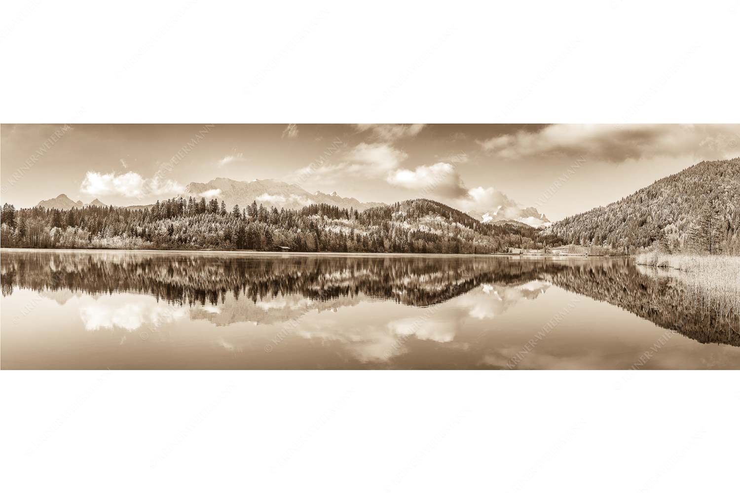 Blick über den Barmsee mit Spiegelung der Landschaft im See zum Wettersteingebirge - Versöhnlicher Morgen - Seitenverhältnis 3:1 - Barmsee Spiegelung mit Wetterstein - weitere Infos unter https://www.kriner-weiermann.de