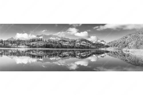 Blick über den Barmsee mit Spiegelung der Landschaft im See zum Wettersteingebirge - Versöhnlicher Morgen - Seitenverhältnis 3:1 - Barmsee Spiegelung mit Wetterstein - weitere Infos unter https://www.kriner-weiermann.de