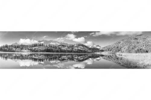 Blick über den Barmsee mit Spiegelung der Landschaft im See zum Wettersteingebirge - Versöhnlicher Morgen - Seitenverhältnis 4:1 - Barmsee Spiegelung mit Wetterstein - weitere Infos unter https://www.kriner-weiermann.de