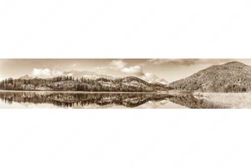 Blick über den Barmsee mit Spiegelung der Landschaft im See zum Wettersteingebirge - Versöhnlicher Morgen - Seitenverhältnis 5:1 - Barmsee Spiegelung mit Wetterstein - weitere Infos unter https://www.kriner-weiermann.de