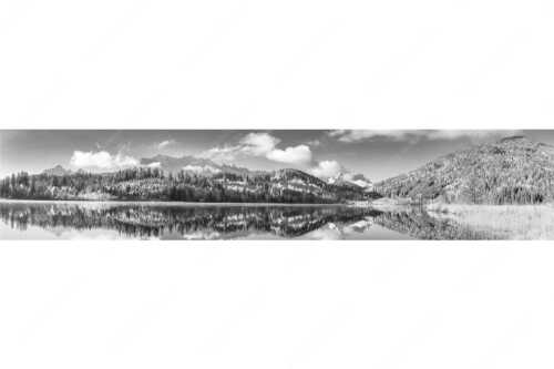 Blick über den Barmsee mit Spiegelung der Landschaft im See zum Wettersteingebirge - Versöhnlicher Morgen - Seitenverhältnis 5:1 - Barmsee Spiegelung mit Wetterstein - weitere Infos unter https://www.kriner-weiermann.de