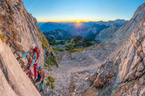 Einstieg an der Ferrata zum Sonnenaufgang im Wetterstein - Via Ferrata - Seitenverhältnis 3:2 - Bergsteiger Ferrata Alpspitze - weitere Infos unter https://www.kriner-weiermann.de