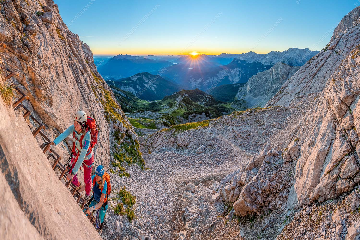 Via Ferrata – Seitenverhältnis 3:2 — Bergsteiger Ferrata Alpspitze Einstieg an der Ferrata zum Sonnenaufgang im Wetterstein