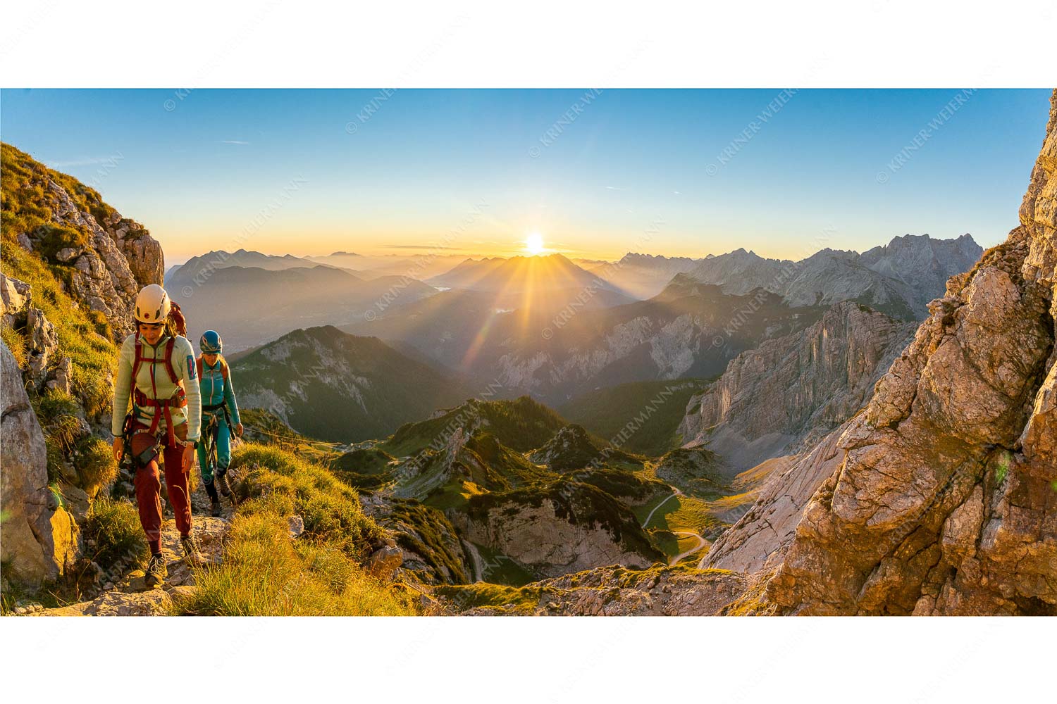 Auf der Ferrata zur Alspitze unterwegs bei Sonnenaufgang - Via Ferrata II - Seitenverhältnis 2:1 - Bergsteiger Ferrata Alpspitze - weitere Infos unter https://www.kriner-weiermann.de