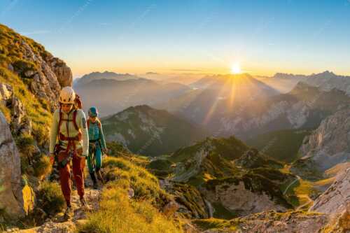 Auf der Ferrata zur Alspitze unterwegs bei Sonnenaufgang - Via Ferrata II - Seitenverhältnis 3:2 - Bergsteiger Ferrata Alpspitze - weitere Infos unter https://www.kriner-weiermann.de