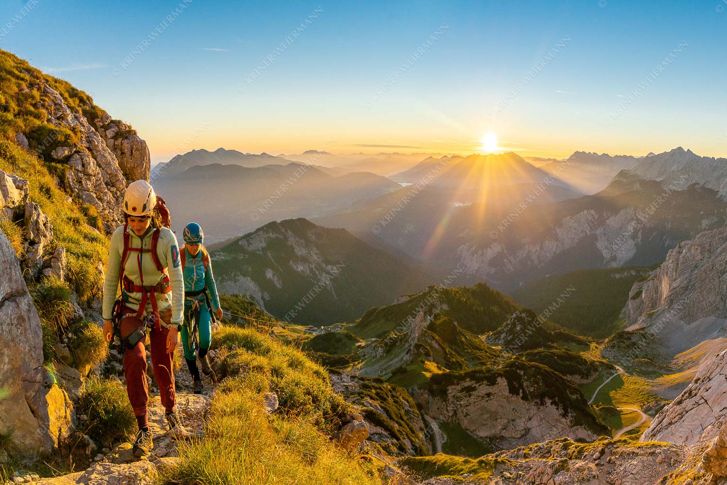Auf der Ferrata zur Alspitze unterwegs bei Sonnenaufgang - Via Ferrata II - Seitenverhältnis 3:2 - Bergsteiger Ferrata Alpspitze - weitere Infos unter https://www.kriner-weiermann.de