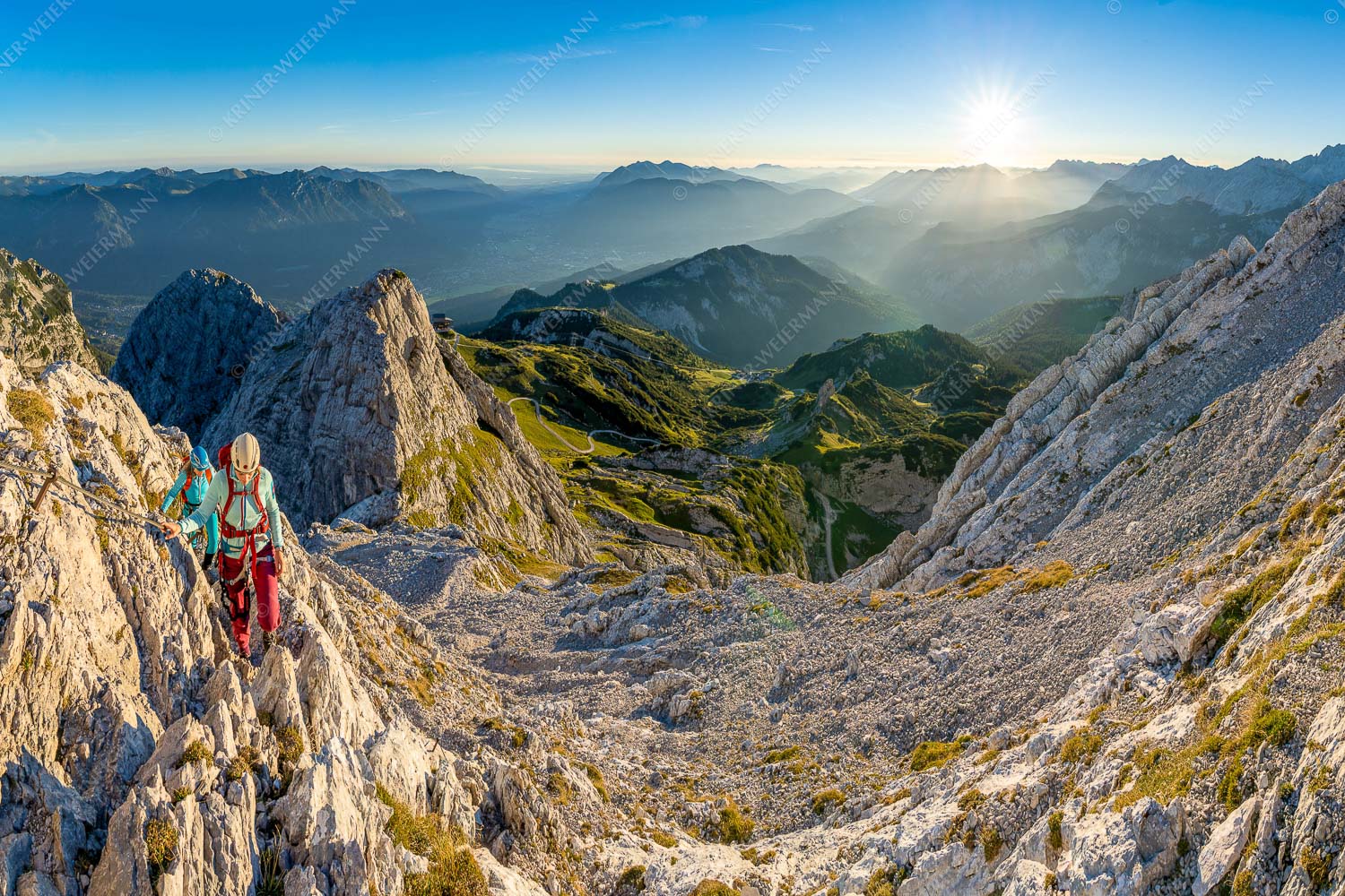 Zwei Bergsteiger unterwegs zur Alpspitze über die Ferrata