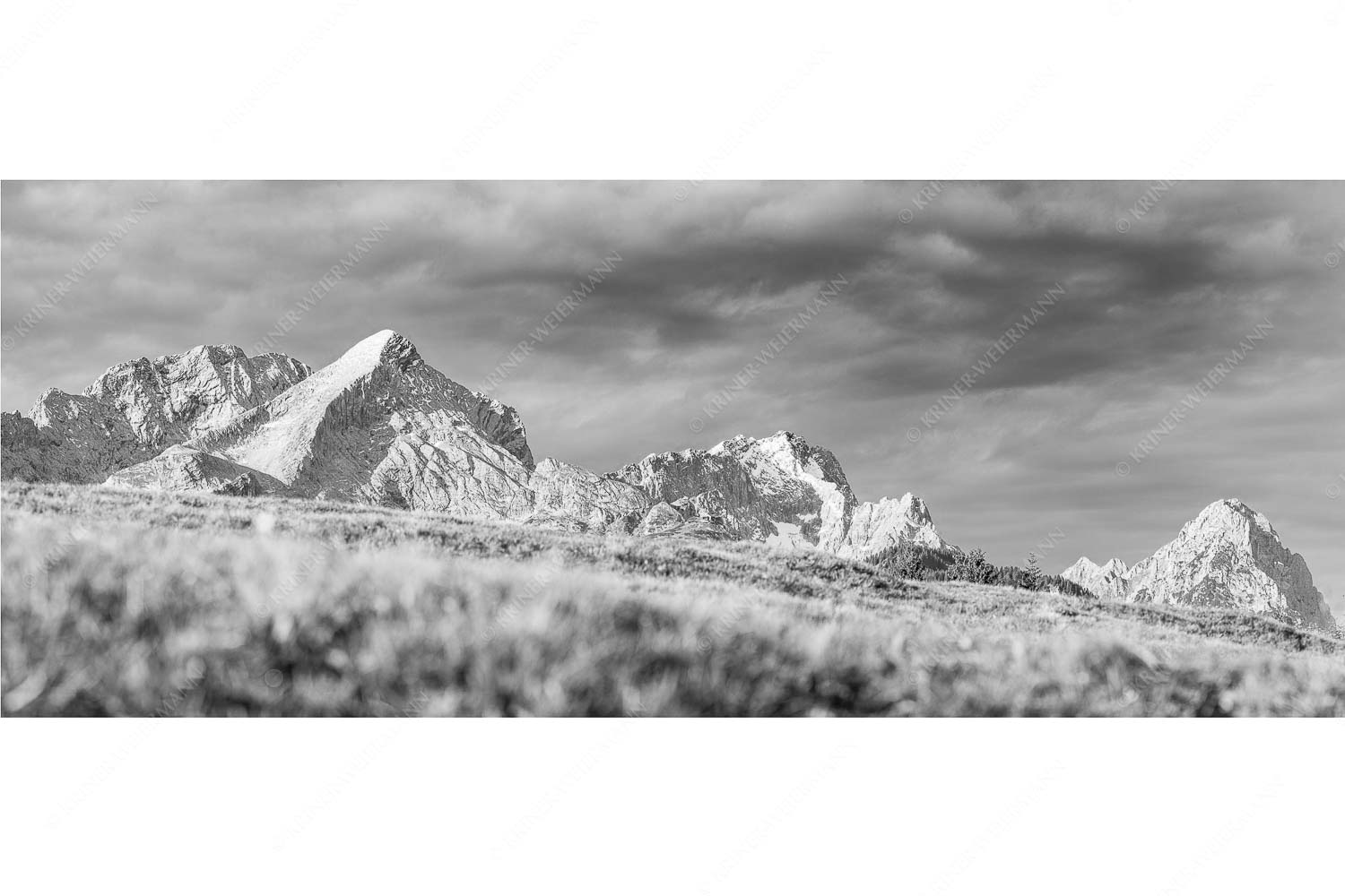Blick aufs Zugspitzmassiv im Wettersteingebirge - Viele gute Bekannte - Seitenverhältnis 2,5:1 - Alpspitze Zugspitze Waxenstein - weitere Infos unter https://www.kriner-weiermann.de