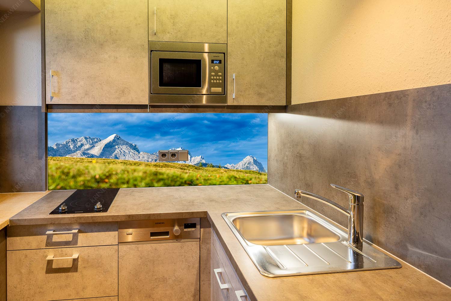 Viele gute Bekannte – Größe ca. 150x60cm, Seitenverhältnis 2,5:1 — Alpspitze Zugspitze Waxenstein Blick aufs Zugspitzmassiv im Wettersteingebirge - Viele gute Bekannte - Größe ca. 150x60cm, Seitenverhältnis 2,5:1 - Alpspitze Zugspitze Waxenstein - weitere Infos unter https://www.kriner-weiermann.de
