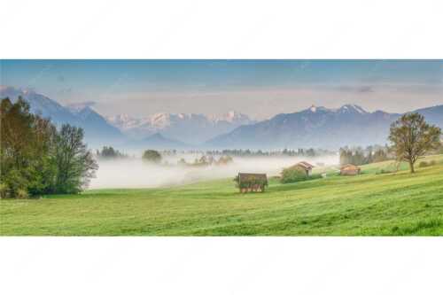 Eine sanfte Nebelstimmung verschleiert den Blick durch das Loisachtal zum Wettersteingebirge - Von draußen rein - Seitenverhältnis 2,5:1 - Zugspitzblick von Murnau - weitere Infos unter https://www.kriner-weiermann.de