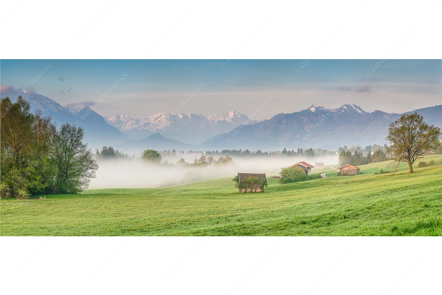 Eine sanfte Nebelstimmung verschleiert den Blick durch das Loisachtal zum Wettersteingebirge