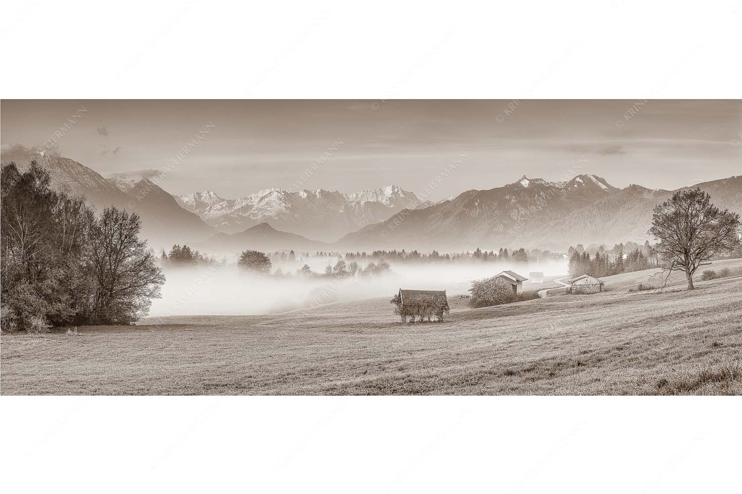 Eine sanfte Nebelstimmung verschleiert den Blick durch das Loisachtal zum Wettersteingebirge