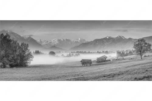 Eine sanfte Nebelstimmung verschleiert den Blick durch das Loisachtal zum Wettersteingebirge - Von draußen rein - Seitenverhältnis 2,5:1 - Zugspitzblick von Murnau - weitere Infos unter https://www.kriner-weiermann.de