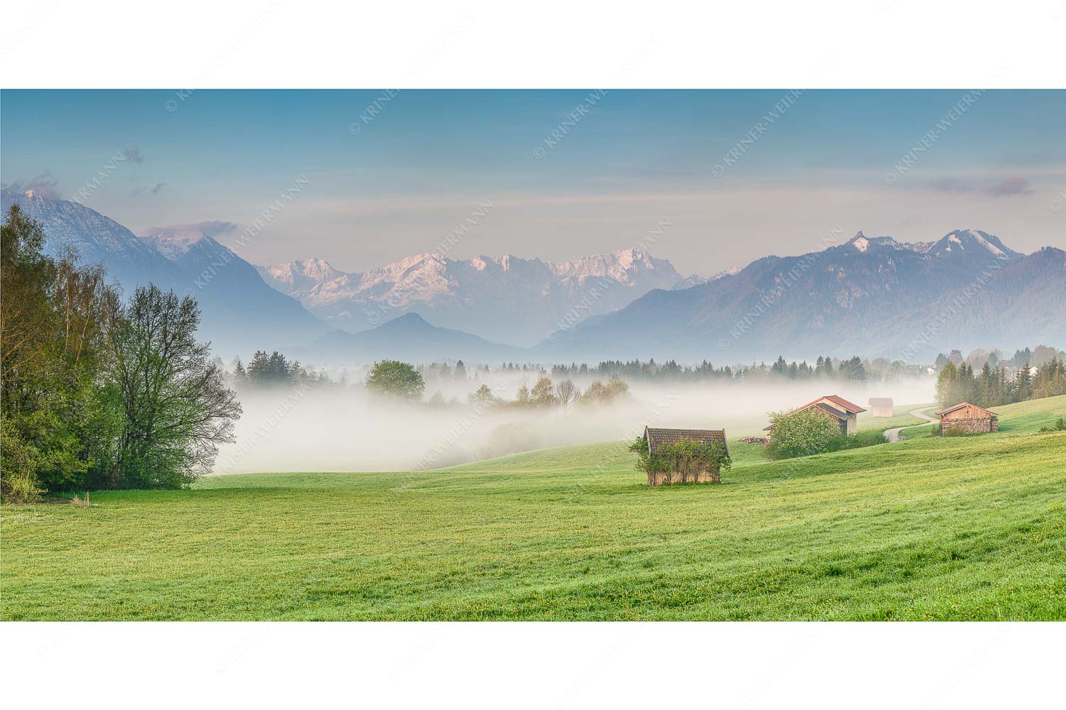 Eine sanfte Nebelstimmung verschleiert den Blick durch das Loisachtal zum Wettersteingebirge - Von draußen rein - Seitenverhältnis 2:1 - Zugspitzblick von Murnau - weitere Infos unter https://www.kriner-weiermann.de