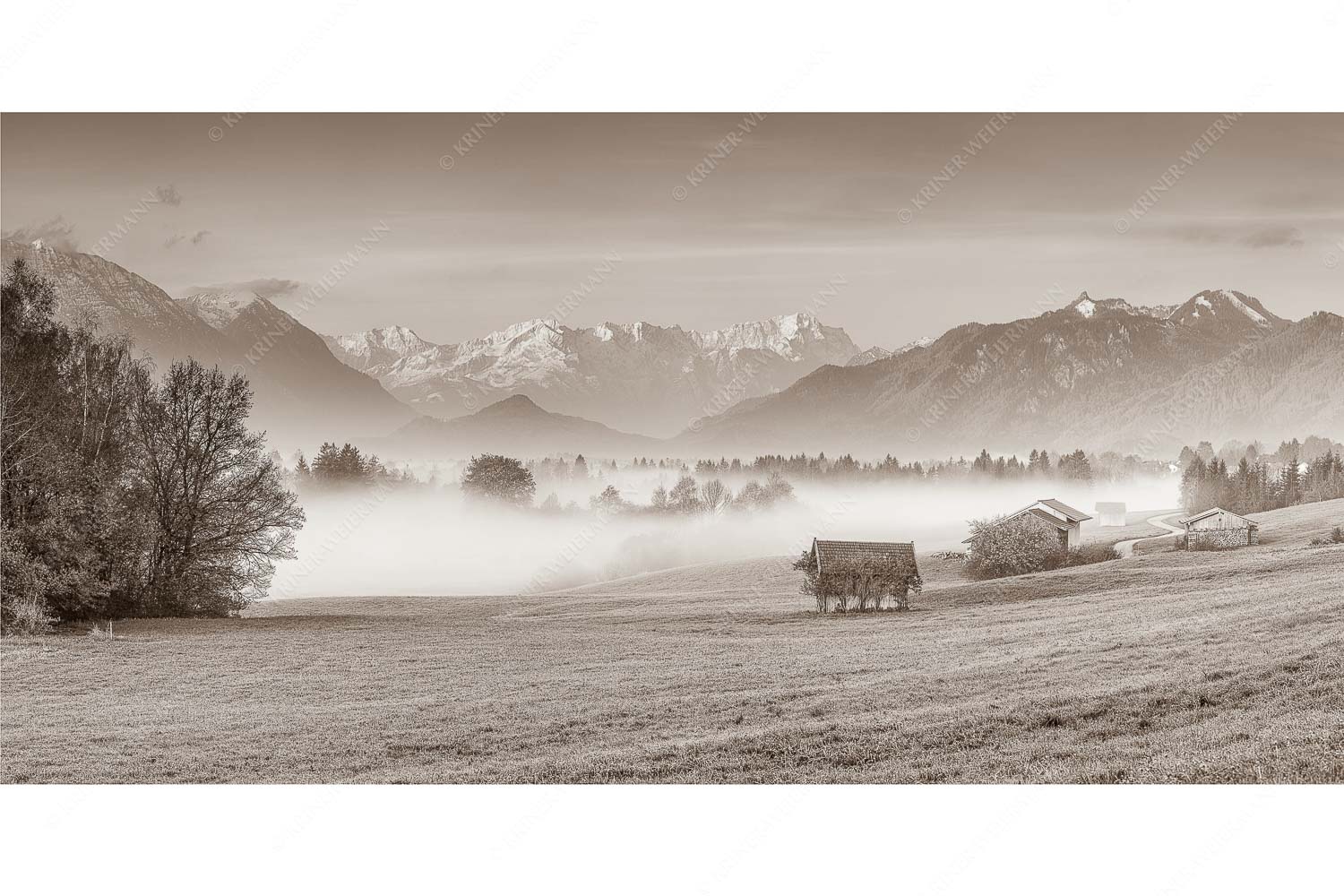Von draußen rein – Seitenverhältnis 2:1 — Zugspitzblick von Murnau Eine sanfte Nebelstimmung verschleiert den Blick durch das Loisachtal zum Wettersteingebirge