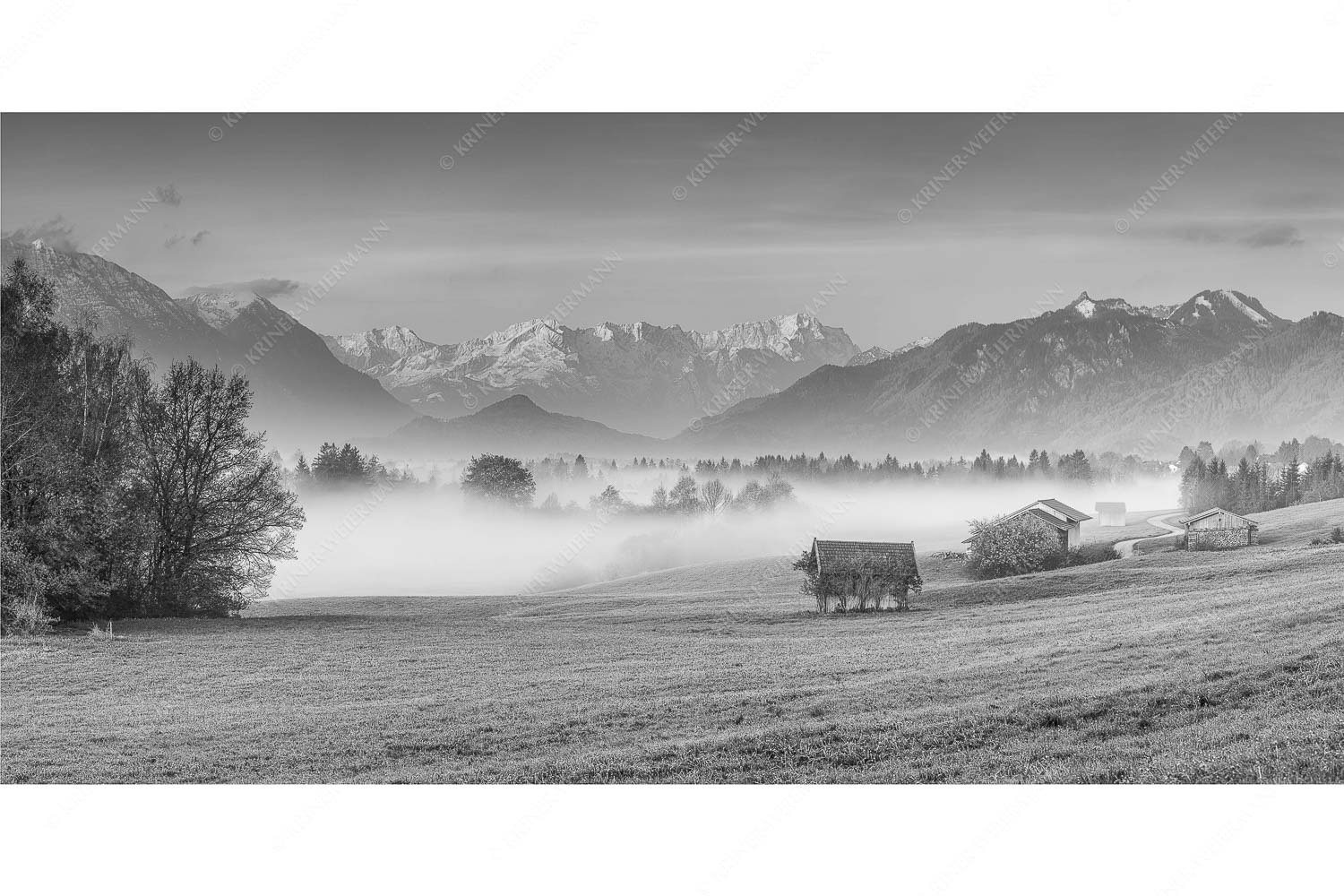 Eine sanfte Nebelstimmung verschleiert den Blick durch das Loisachtal zum Wettersteingebirge - Von draußen rein - Seitenverhältnis 2:1 - Zugspitzblick von Murnau - weitere Infos unter https://www.kriner-weiermann.de