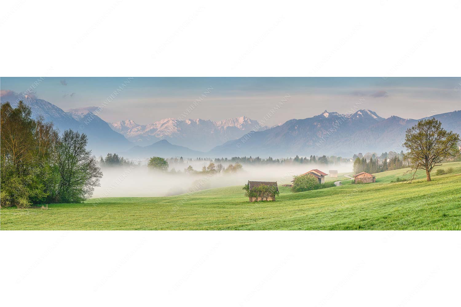 Eine sanfte Nebelstimmung verschleiert den Blick durch das Loisachtal zum Wettersteingebirge
