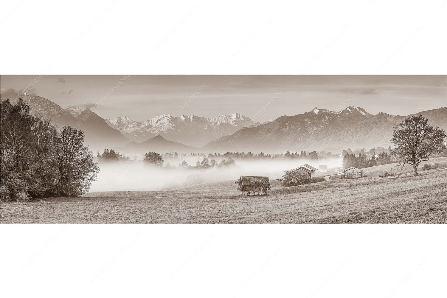 Von draußen rein – Seitenverhältnis 3:1 — Zugspitzblick von Murnau Eine sanfte Nebelstimmung verschleiert den Blick durch das Loisachtal zum Wettersteingebirge