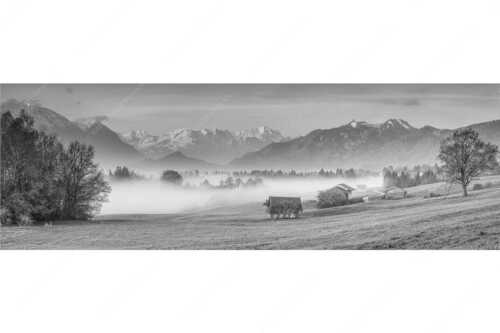 Eine sanfte Nebelstimmung verschleiert den Blick durch das Loisachtal zum Wettersteingebirge - Von draußen rein - Seitenverhältnis 3:1 - Zugspitzblick von Murnau - weitere Infos unter https://www.kriner-weiermann.de