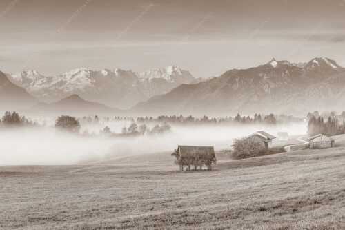 Eine sanfte Nebelstimmung verschleiert den Blick durch das Loisachtal zum Wettersteingebirge - Von draußen rein - Seitenverhältnis 3:2 - Zugspitzblick von Murnau - weitere Infos unter https://www.kriner-weiermann.de