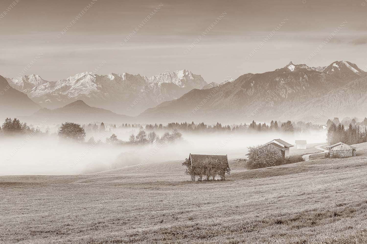 Eine sanfte Nebelstimmung verschleiert den Blick durch das Loisachtal zum Wettersteingebirge