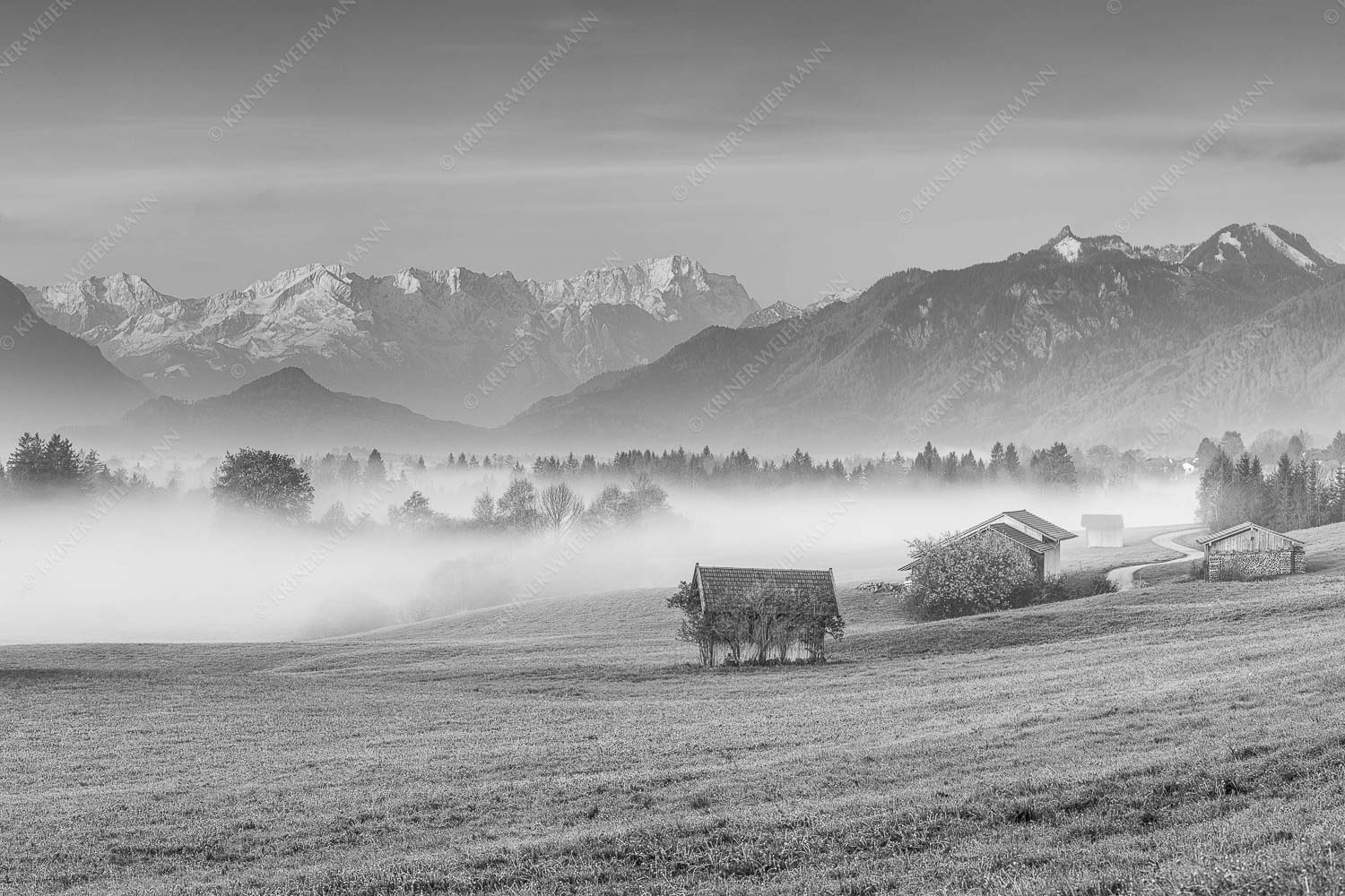 Eine sanfte Nebelstimmung verschleiert den Blick durch das Loisachtal zum Wettersteingebirge - Von draußen rein - Seitenverhältnis 3:2 - Zugspitzblick von Murnau - weitere Infos unter https://www.kriner-weiermann.de