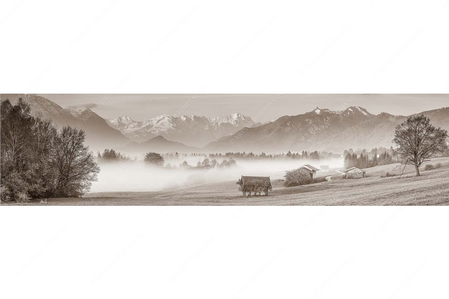 Von draußen rein – Seitenverhältnis 4:1 — Zugspitzblick von Murnau Eine sanfte Nebelstimmung verschleiert den Blick durch das Loisachtal zum Wettersteingebirge