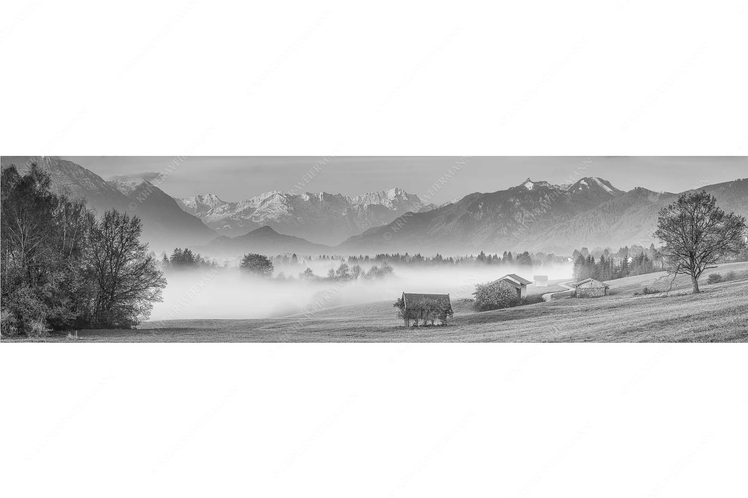 Von draußen rein – Seitenverhältnis 4:1 — Zugspitzblick von Murnau Eine sanfte Nebelstimmung verschleiert den Blick durch das Loisachtal zum Wettersteingebirge