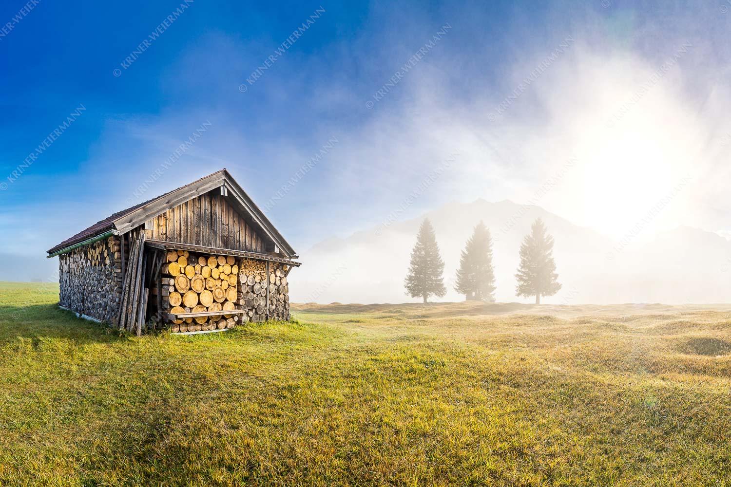 Vorhang auf – Seitenverhältnis 3:2 — Heustadel auf Buckelwiese Blick über Buckelwiese zum Sonnenaufgang am Karwendel mit Nebelstimmung