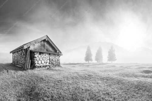 Blick über Buckelwiese zum Sonnenaufgang am Karwendel mit Nebelstimmung - Vorhang auf - Seitenverhältnis 3:2 - Heustadel auf Buckelwiese - weitere Infos unter https://www.kriner-weiermann.de