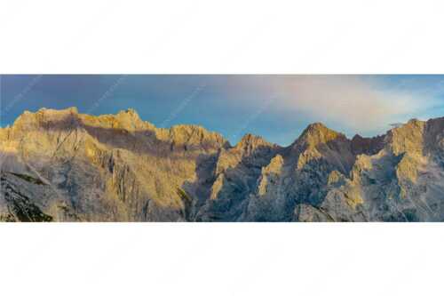Letztes Sonnenlicht an den Wettersteinnordwänden - Wände Grate Dome - Seitenverhältnis 3:1 - Oberreintal Wetterstein - weitere Infos unter https://www.kriner-weiermann.de