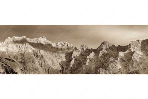 Letztes Sonnenlicht an den Wettersteinnordwänden - Wände Grate Dome - Seitenverhältnis 3:1 - Oberreintal Wetterstein - weitere Infos unter https://www.kriner-weiermann.de