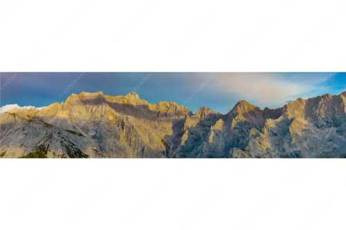 Letztes Sonnenlicht an den Wettersteinnordwänden - Wände Grate Dome - Seitenverhältnis 4:1 - Oberreintal Wetterstein - weitere Infos unter https://www.kriner-weiermann.de