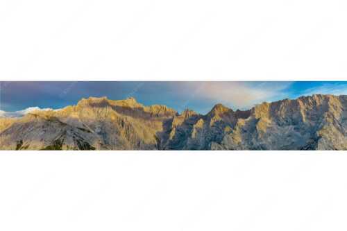 Letztes Sonnenlicht an den Wettersteinnordwänden - Wände Grate Dome - Seitenverhältnis 5:1 - Oberreintal Wetterstein - weitere Infos unter https://www.kriner-weiermann.de
