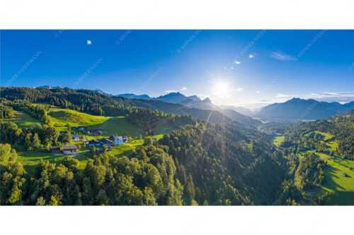 Blick über Wamberg und Garmisch-Partenkirchen in den Sonnenuntergang am Wetterstein - Wambergblick - Seitenverhältnis 2:1 - Wamberg Garmisch-Partenkirchen und Wetterstein - weitere Infos unter https://www.kriner-weiermann.de