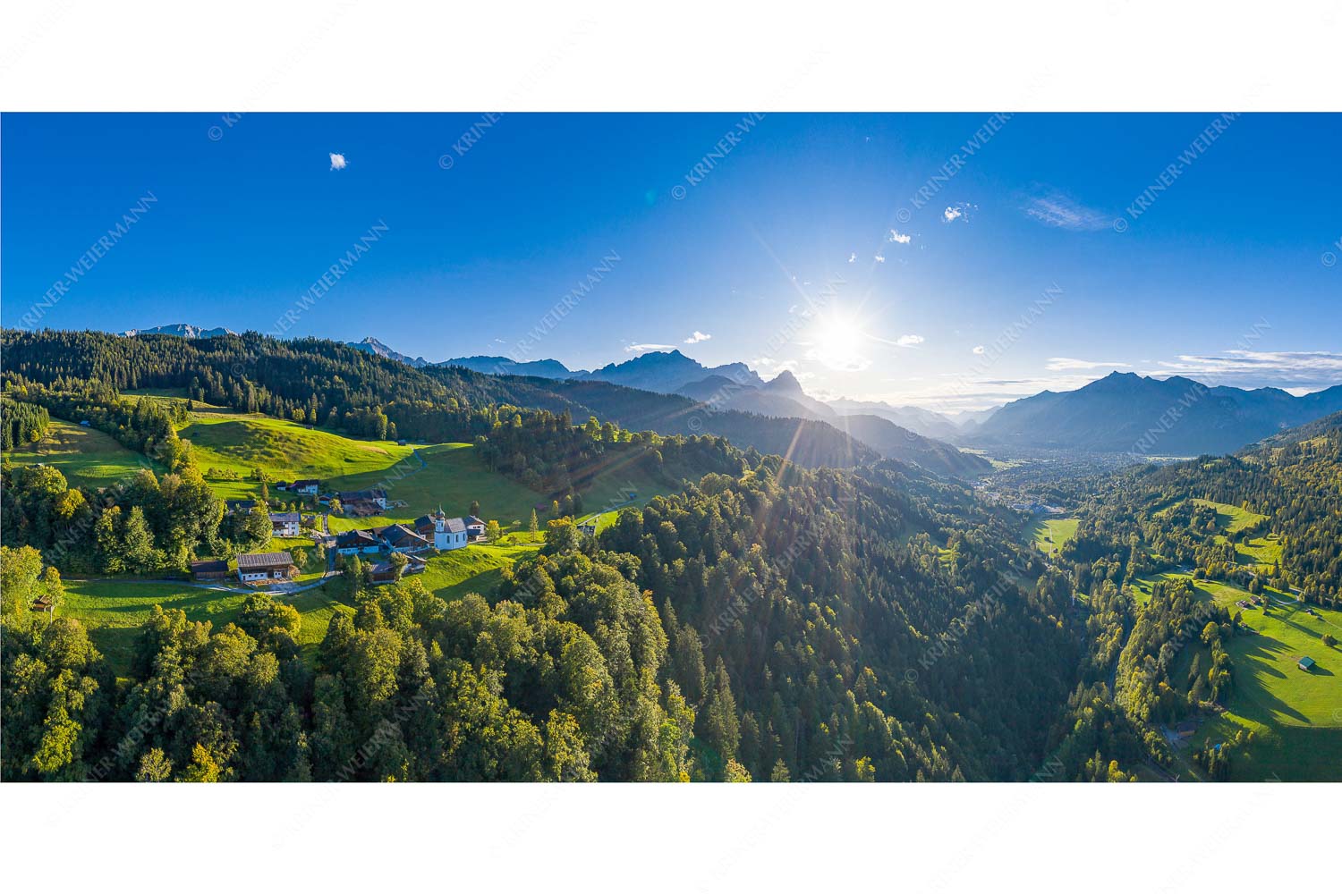 Blick über Wamberg und Garmisch-Partenkirchen in den Sonnenuntergang am Wetterstein