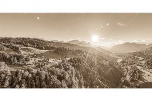 Blick über Wamberg und Garmisch-Partenkirchen in den Sonnenuntergang am Wetterstein - Wambergblick - Seitenverhältnis 2:1 - Wamberg Garmisch-Partenkirchen und Wetterstein - weitere Infos unter https://www.kriner-weiermann.de