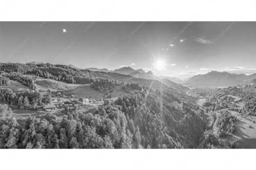 Blick über Wamberg und Garmisch-Partenkirchen in den Sonnenuntergang am Wetterstein - Wambergblick - Seitenverhältnis 2:1 - Wamberg Garmisch-Partenkirchen und Wetterstein - weitere Infos unter https://www.kriner-weiermann.de