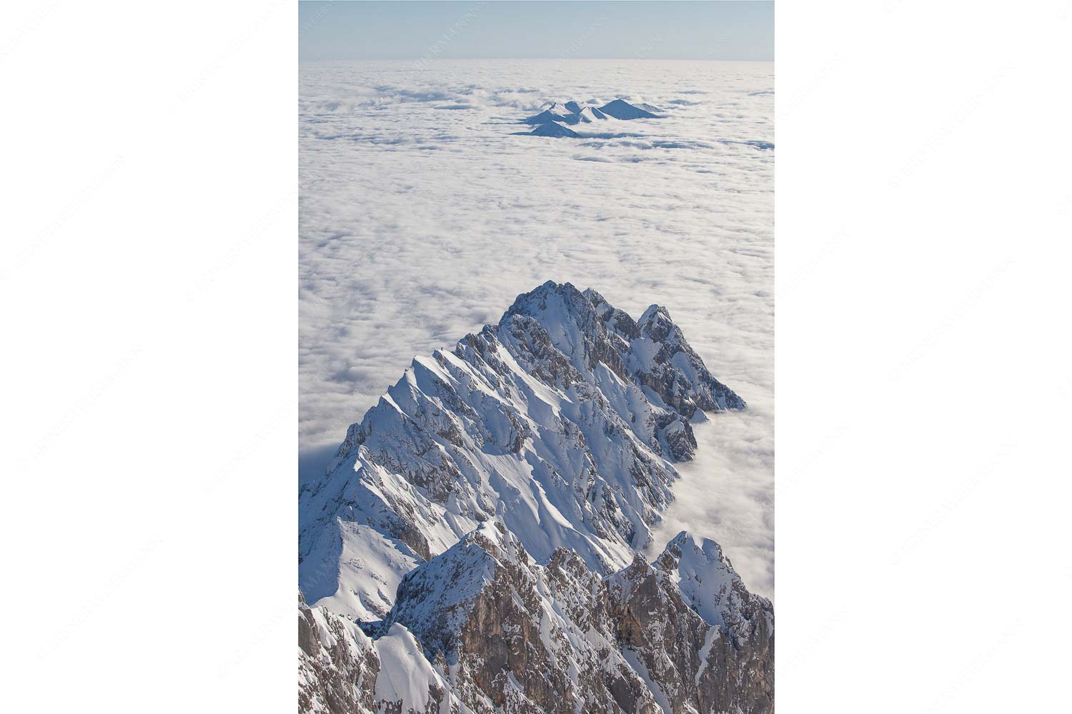Waxenstein – Seitenverhältnis 2:3 — Nebelmeer über Garmisch-Partenkirchen Nur noch Waxenstein und Estergebirge ragen aus dem Nebelmeer an diesem Wintertag