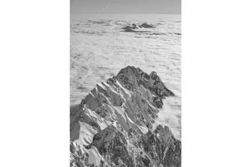 Nur noch Waxenstein und Estergebirge ragen aus dem Nebelmeer an diesem Wintertag - Waxenstein - Seitenverhältnis 2:3 - Nebelmeer über Garmisch-Partenkirchen - weitere Infos unter https://www.kriner-weiermann.de