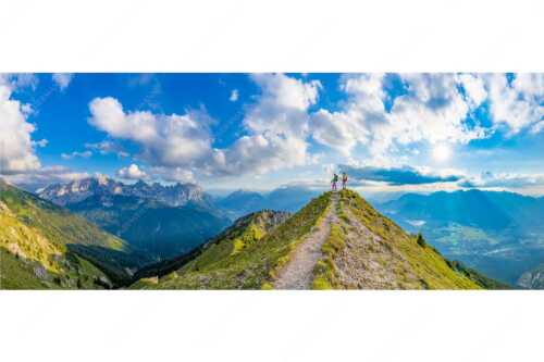Blick über Seinskopf und Oberes Isartal in den Sonnenuntergang und ins Karwendel - Weg ins Glück - Seitenverhältnis 2,5:1 - Bergsteiger am Seinskopf im Soierngebirge - weitere Infos unter https://www.kriner-weiermann.de