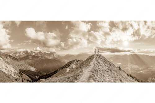 Blick über Seinskopf und Oberes Isartal in den Sonnenuntergang und ins Karwendel - Weg ins Glück - Seitenverhältnis 2,5:1 - Bergsteiger am Seinskopf im Soierngebirge - weitere Infos unter https://www.kriner-weiermann.de