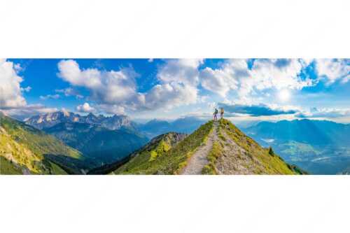 Blick über Seinskopf und Oberes Isartal in den Sonnenuntergang und ins Karwendel - Weg ins Glück - Seitenverhältnis 3:1 - Bergsteiger am Seinskopf im Soierngebirge - weitere Infos unter https://www.kriner-weiermann.de