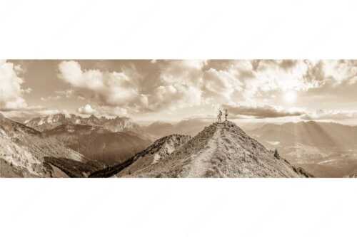 Blick über Seinskopf und Oberes Isartal in den Sonnenuntergang und ins Karwendel - Weg ins Glück - Seitenverhältnis 3:1 - Bergsteiger am Seinskopf im Soierngebirge - weitere Infos unter https://www.kriner-weiermann.de