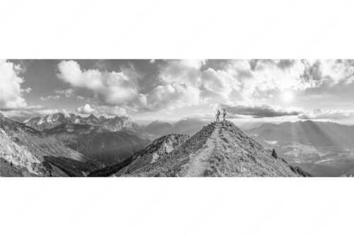Blick über Seinskopf und Oberes Isartal in den Sonnenuntergang und ins Karwendel - Weg ins Glück - Seitenverhältnis 3:1 - Bergsteiger am Seinskopf im Soierngebirge - weitere Infos unter https://www.kriner-weiermann.de