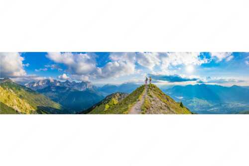 Blick über Seinskopf und Oberes Isartal in den Sonnenuntergang und ins Karwendel - Weg ins Glück - Seitenverhältnis 4:1 - Bergsteiger am Seinskopf im Soierngebirge - weitere Infos unter https://www.kriner-weiermann.de