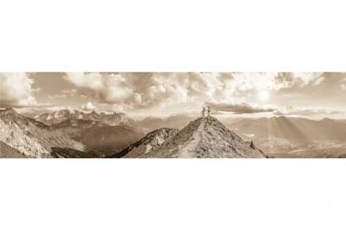 Blick über Seinskopf und Oberes Isartal in den Sonnenuntergang und ins Karwendel - Weg ins Glück - Seitenverhältnis 4:1 - Bergsteiger am Seinskopf im Soierngebirge - weitere Infos unter https://www.kriner-weiermann.de